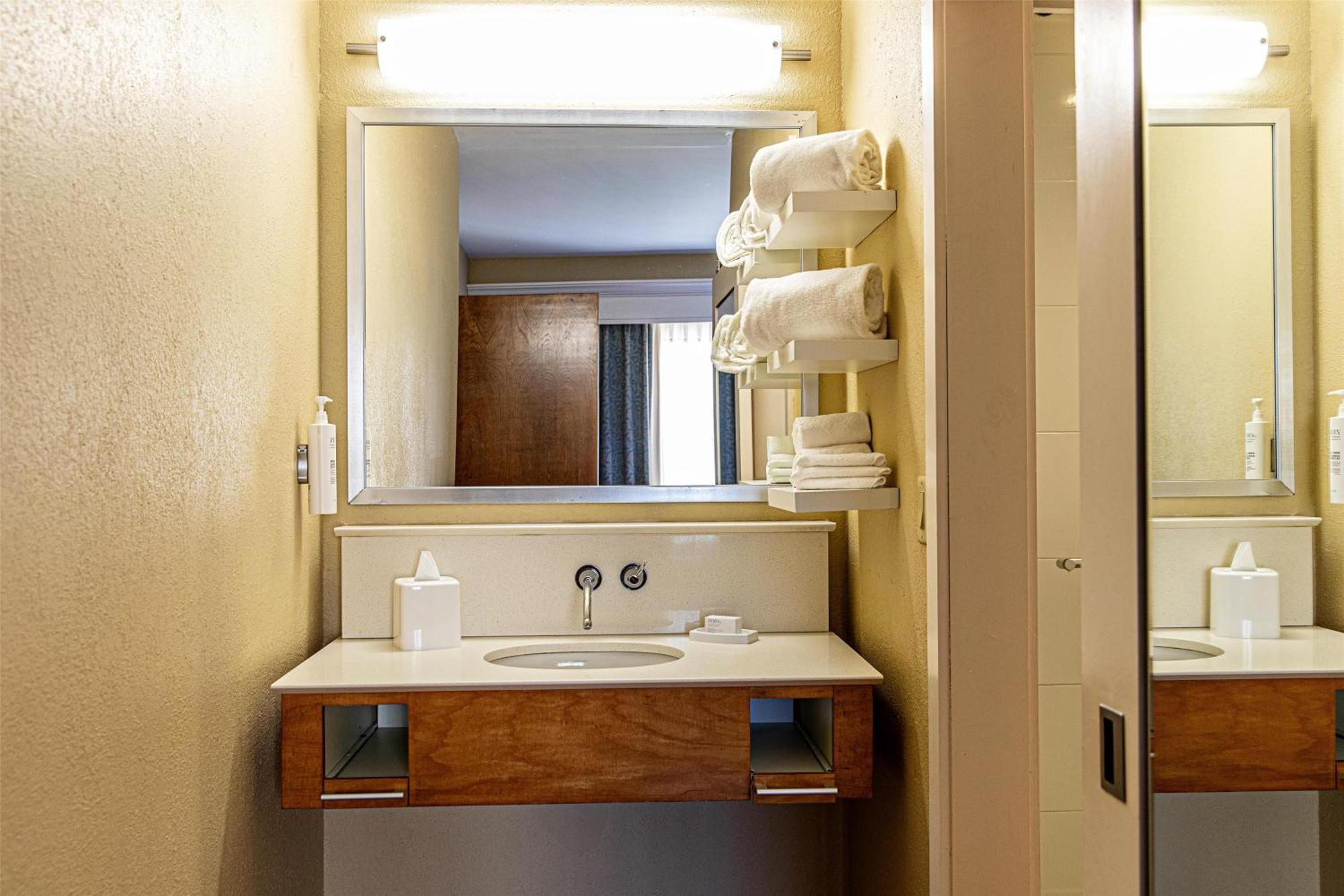 Hampton Inn Charleston-Daniel Island Экстерьер фото